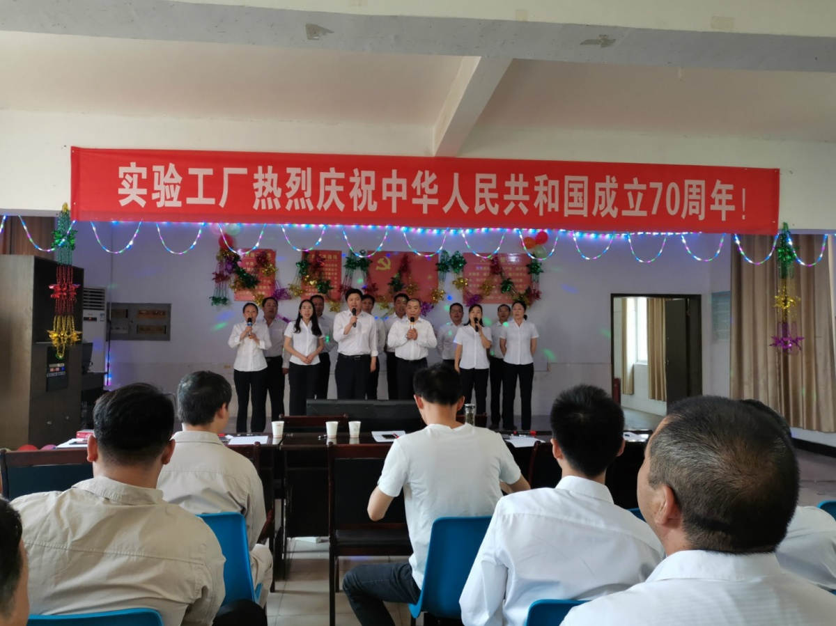 （實(shí)驗(yàn)工廠彭爽爽）大合唱今天是你的生日開幕_meitu_7.jpg