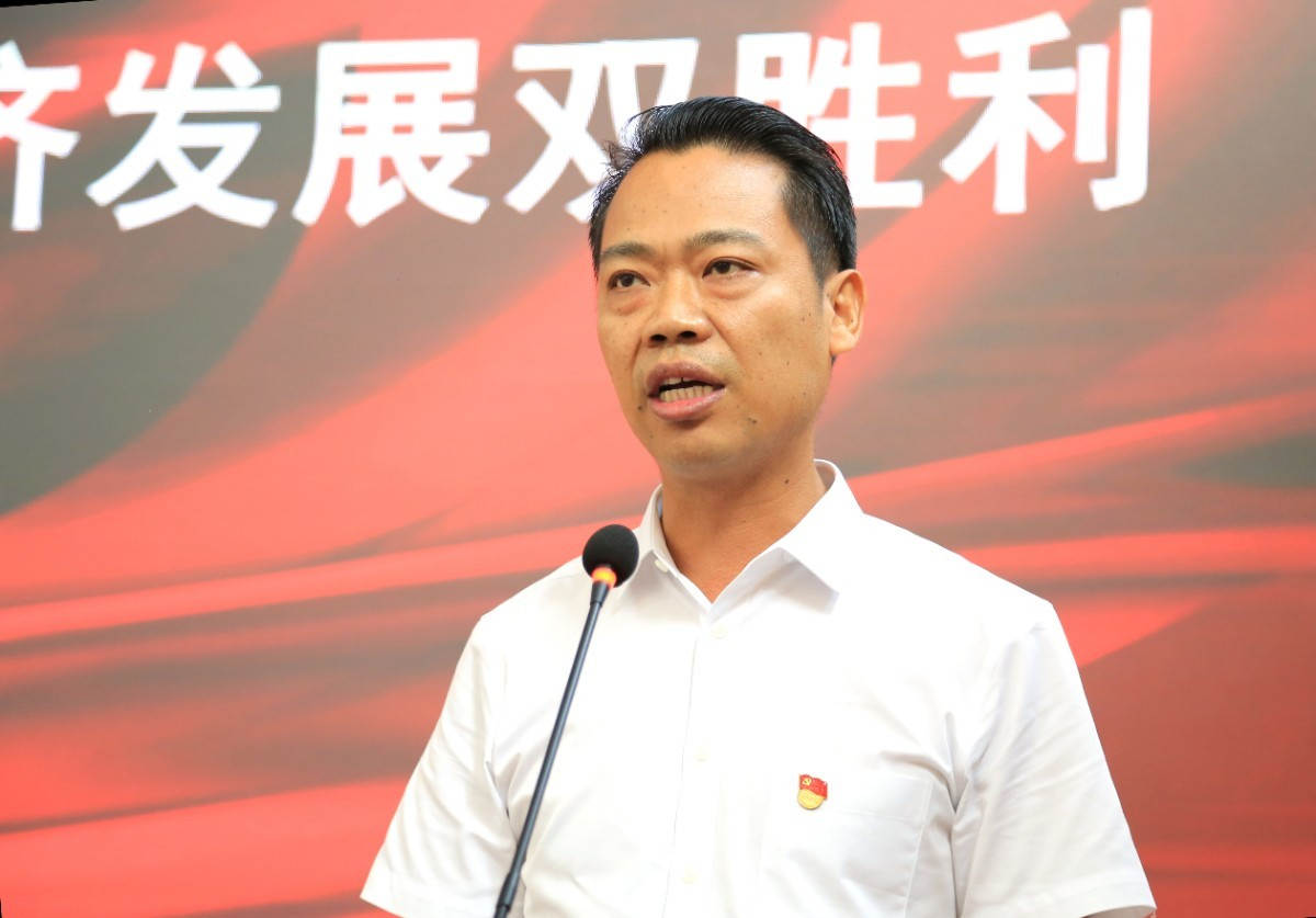 公司黨委書記李維峰主持活動.JPG