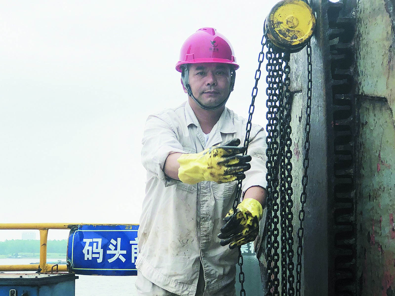 s入選江西勞模李曉明維修門機(jī)抓斗4_meitu_1.jpg