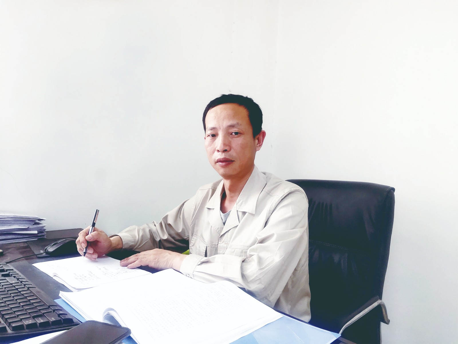 吳光平正在寫學習筆記.jpg