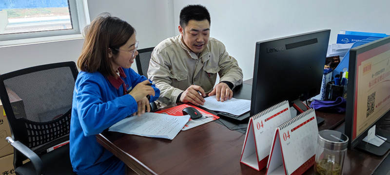 秦軍學(xué)、喬珊正在學(xué)習(xí)中_副本.jpg