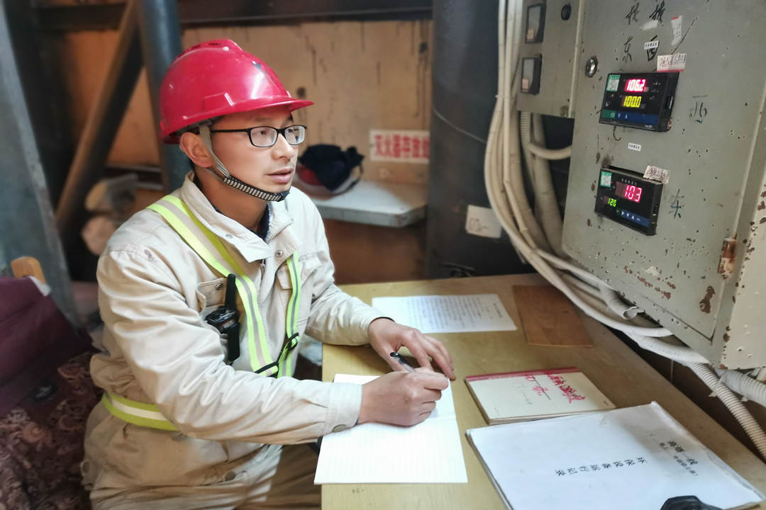 代大鵬正在記錄設(shè)備運(yùn)行情況_副本.jpg
