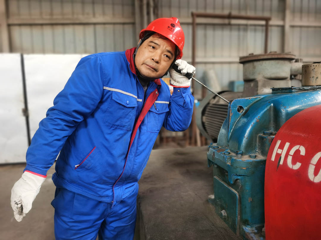 熊義正在進行設(shè)備維修.jpg