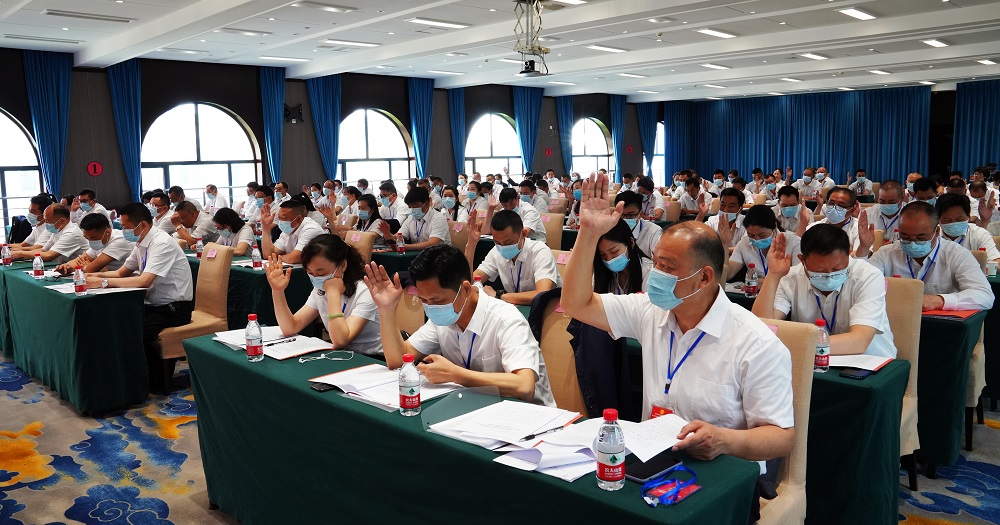 參會(huì)代表舉手表決.jpg