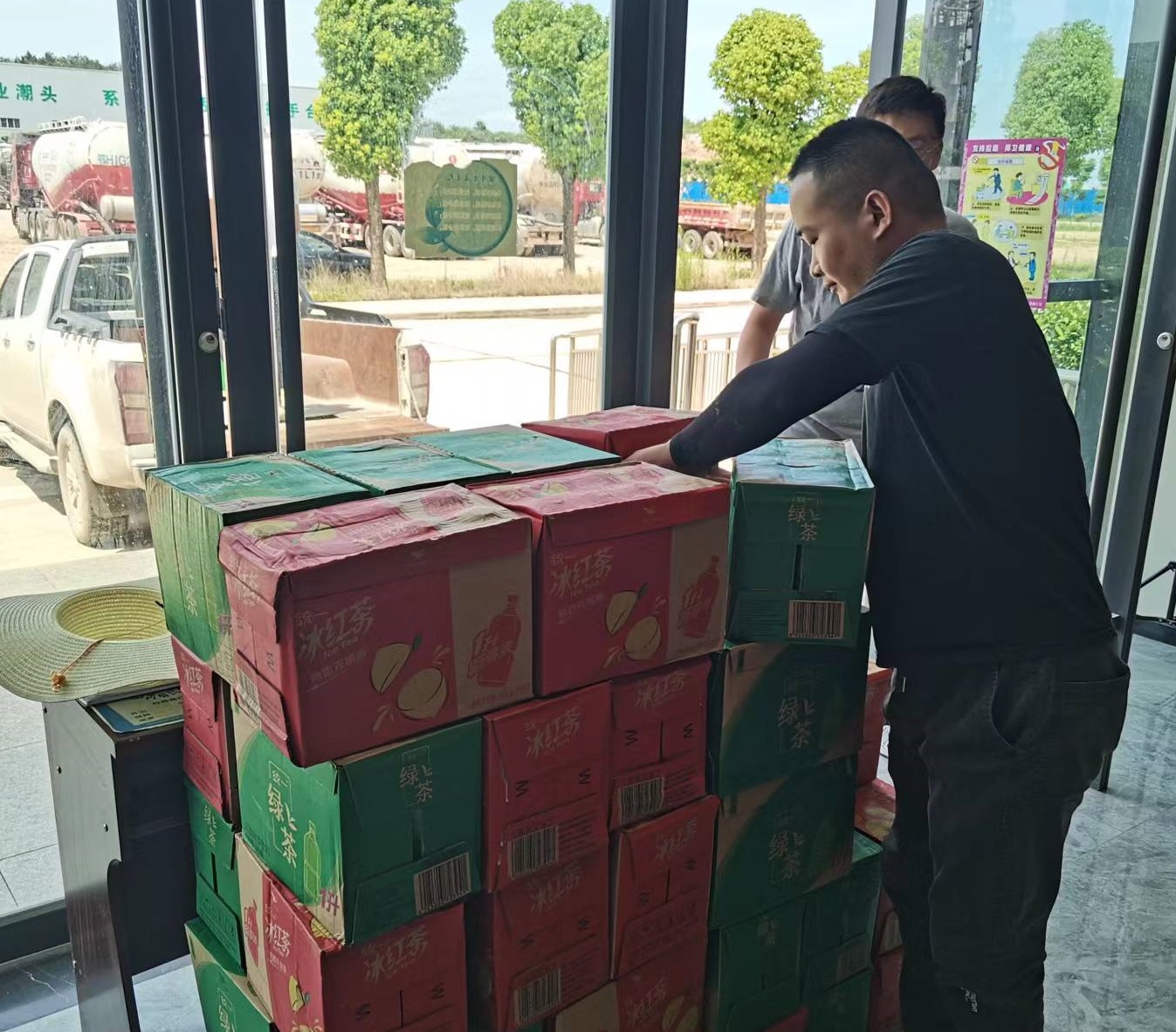 眾為鈣業(yè)為職工準(zhǔn)備飲料.jpg