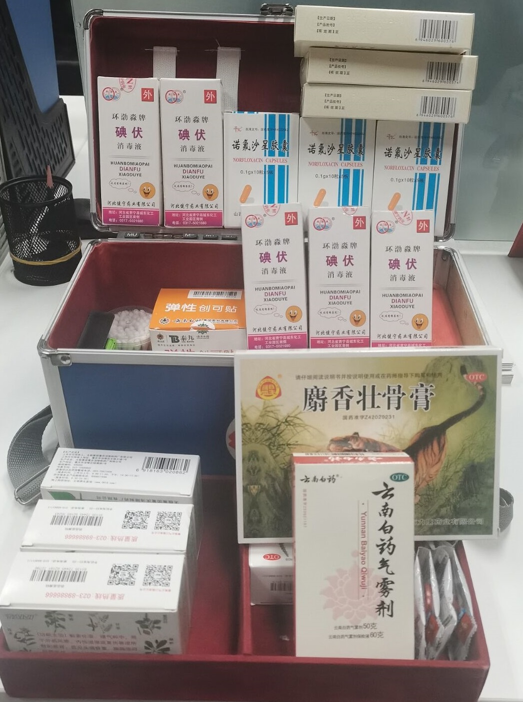 北京洋豐逸居酒店為職工準(zhǔn)備防暑降溫藥品.jpg