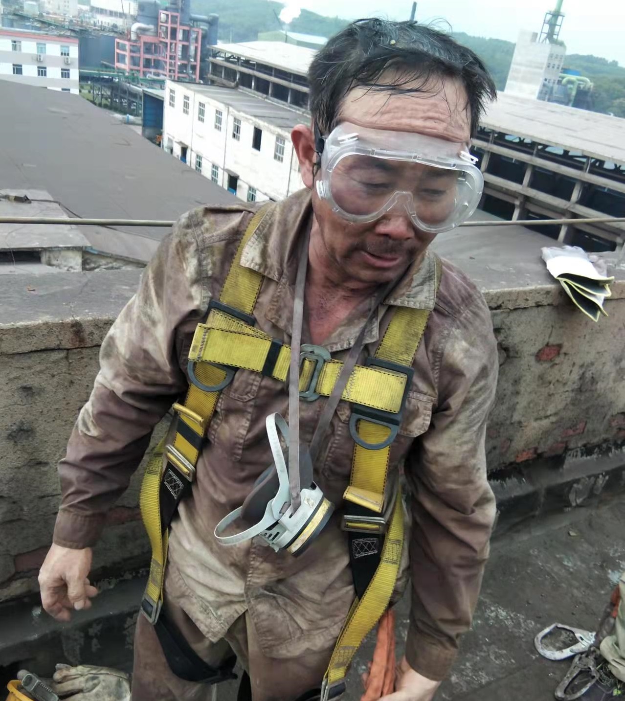 全副武裝的維修師傅.jpg