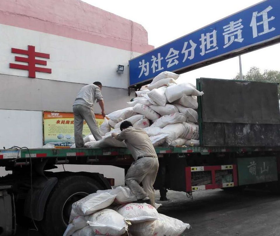 兩名職工正在高溫下卸車.jpg