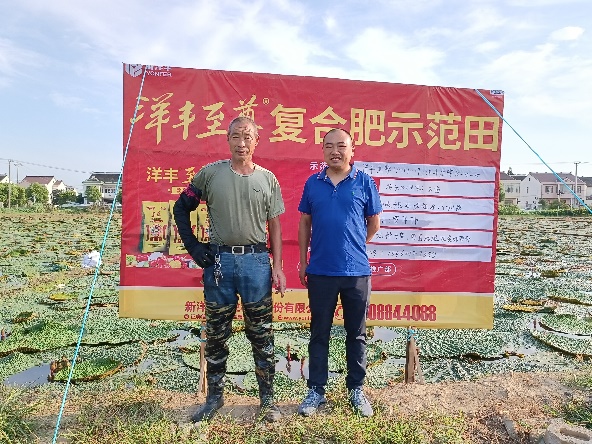 與種植戶合影.jpg