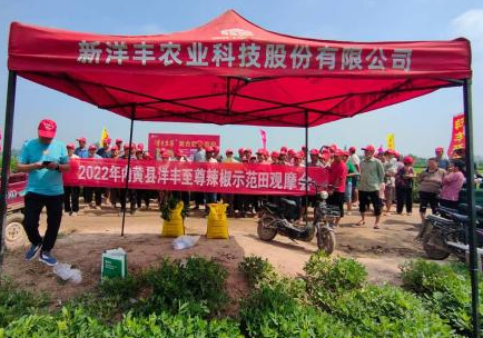 觀摩會(huì)現(xiàn)場(chǎng)部分農(nóng)戶合影.jpg