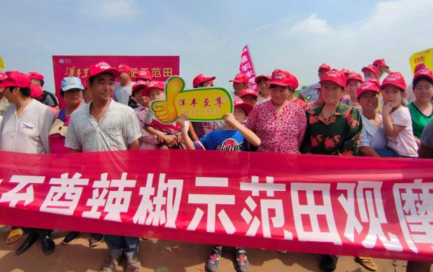 觀摩會(huì)現(xiàn)場(chǎng)部分農(nóng)戶合影2.jpg