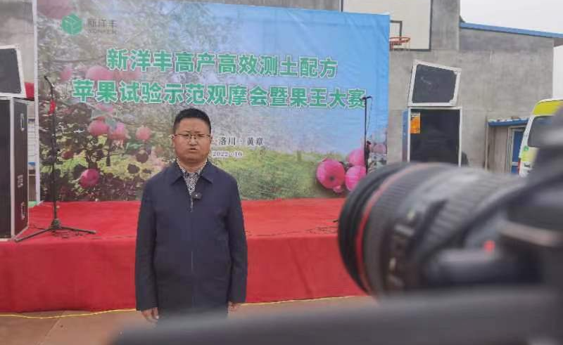 屈軍濤接受采訪(fǎng).jpg
